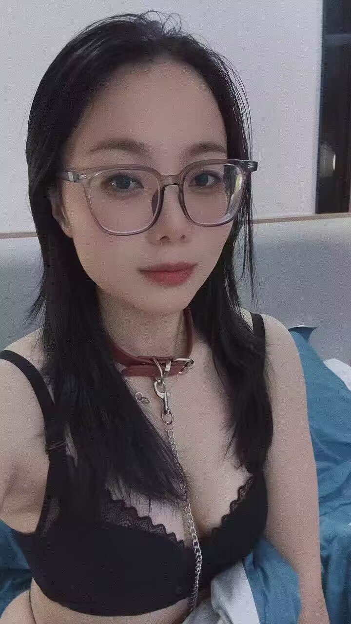图片[1]-长发少妇项圈眼镜吃鸡非常骚气，黑丝肉丝肥臀弹杏十足【12V+8P/101M-嘤嘤怪之家