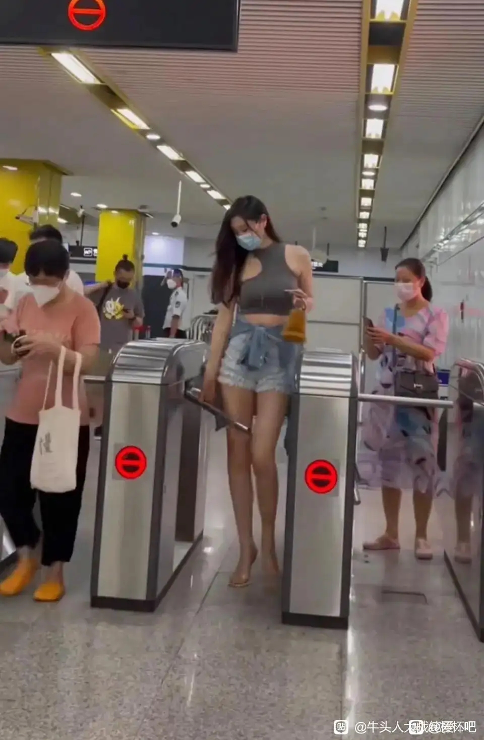 地铁街拍 ， 小孩开大车 ！ 太高了………茶馆北+ North Plus - powered by Pu!mdHd